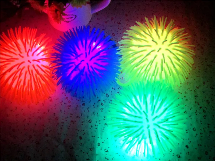 Малый полный плотными шерстяными помпонами для крупных девушек из светильник