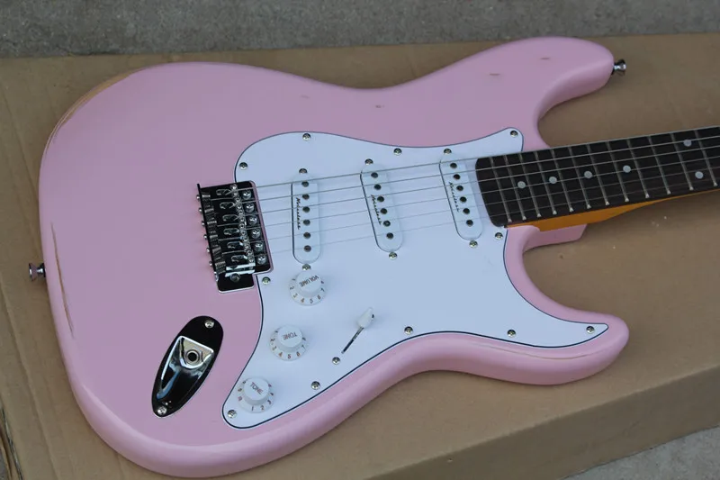 Заводская изготовленная на заказ винтажная розовая электрогитара с белая