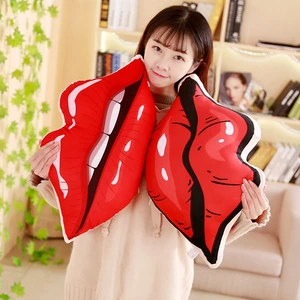 Подушка плюшевая краснаярозовая в виде губ, 6080 см