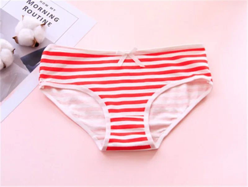 Girls striped underwear fashionable and fresh cotton material closer to the skin a variety of colors light breathable |