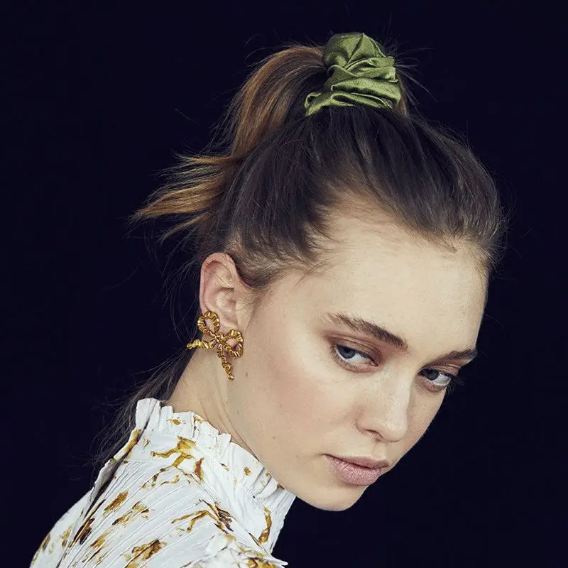 Летние золотые глянцевые Большие текстурированные серьги-гвоздики с бантом для