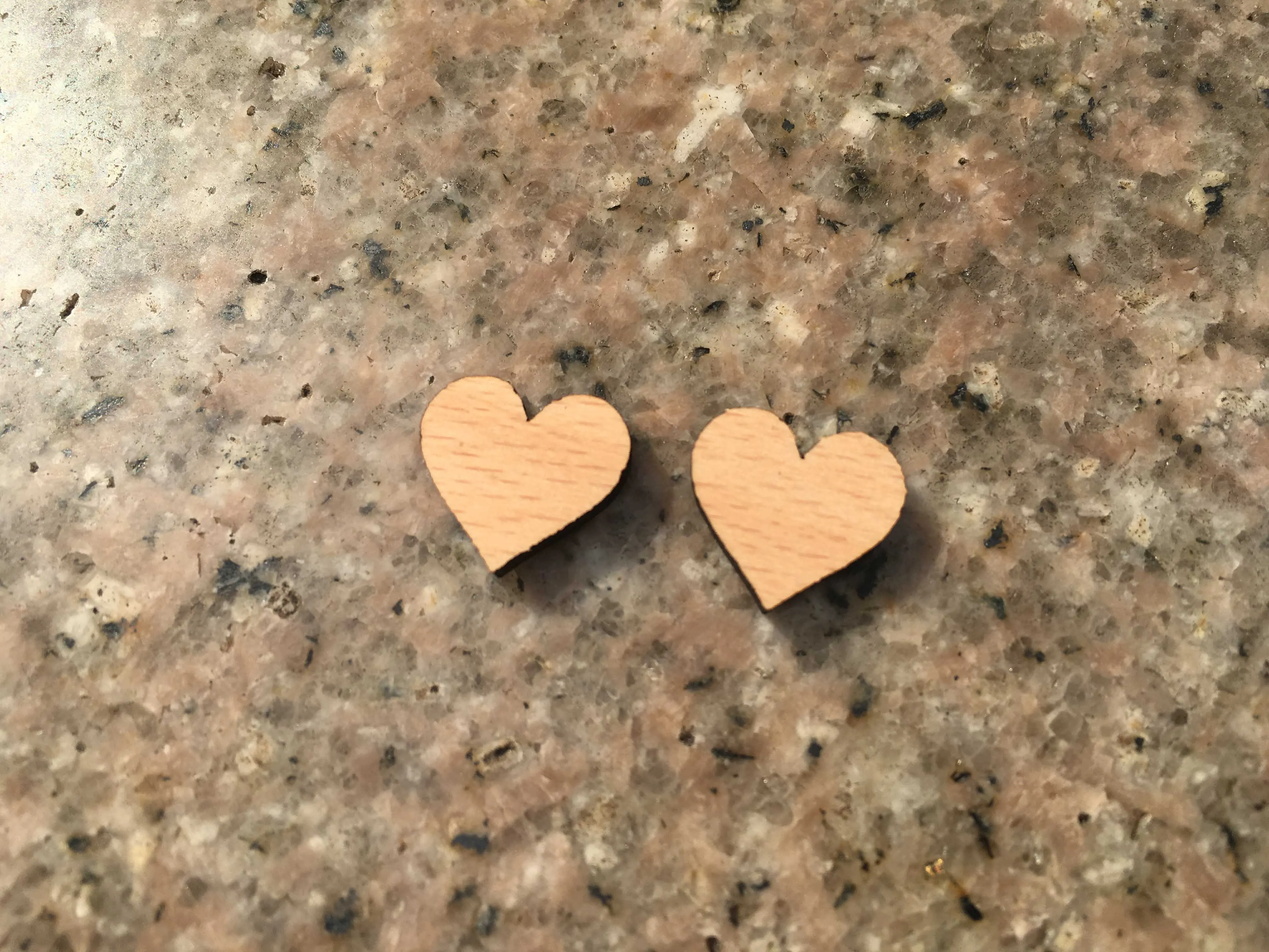 Серьги с сердечками Lasercut логотипом покера серьги гвоздики красным сердцем