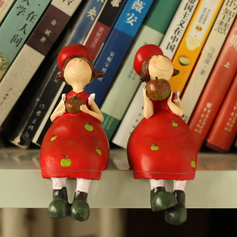 

A Pair Of European Resin Small Ornaments Cute Dolls Beautiful Gifts
