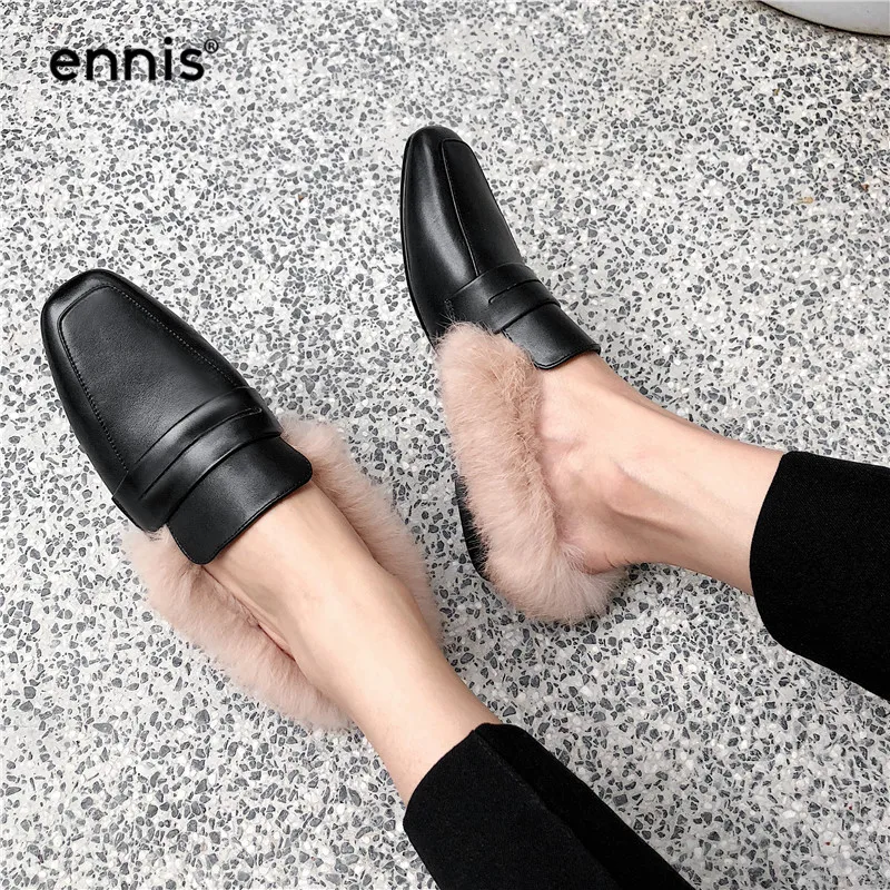 ENNIS/Коллекция года; женские шлепанцы с натуральным мехом; меховые тапочки; лоферы из натуральной кожи; обувь без задника; Сезон Зима; модные шлепанцы; цвет бежевый, черный; M8149