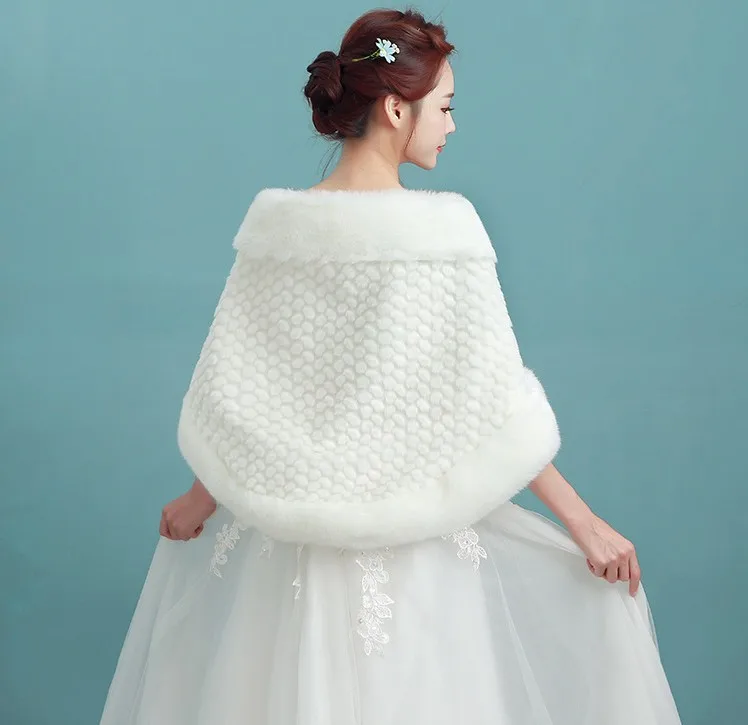 Пальто для свадьбы с искусственным мехом красного цвета и слоновой кости зимнее