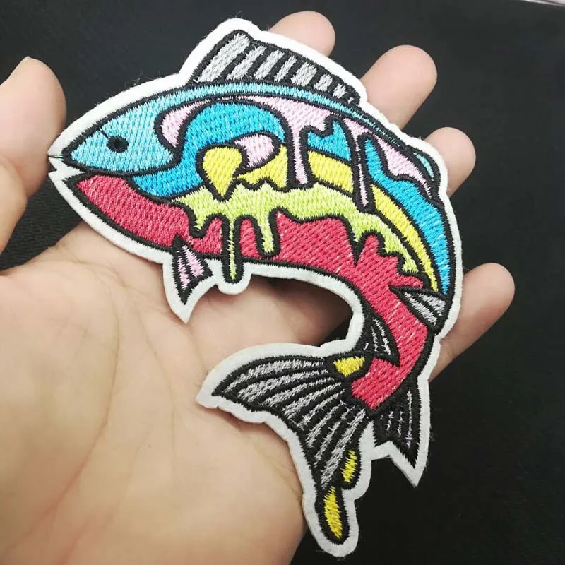 Полностью вышитая голова черепа со словами красочные красивые рыбки утюжок на