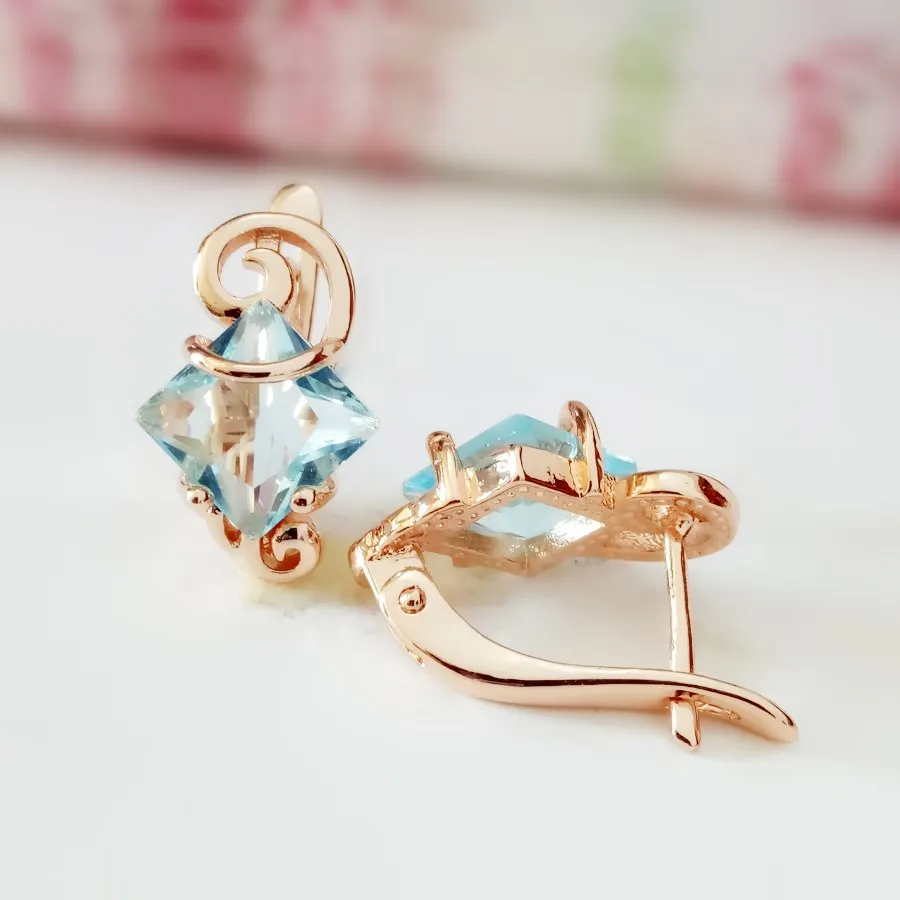Серьги женские из розового золота 585 пробы с 3 камнями и фианитами | Украшения