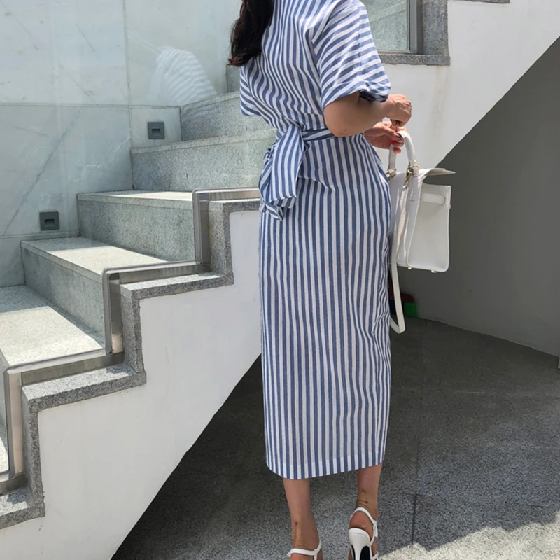 Женское свободное платье в синюю полоску с бантом повседневное длинное разрезом