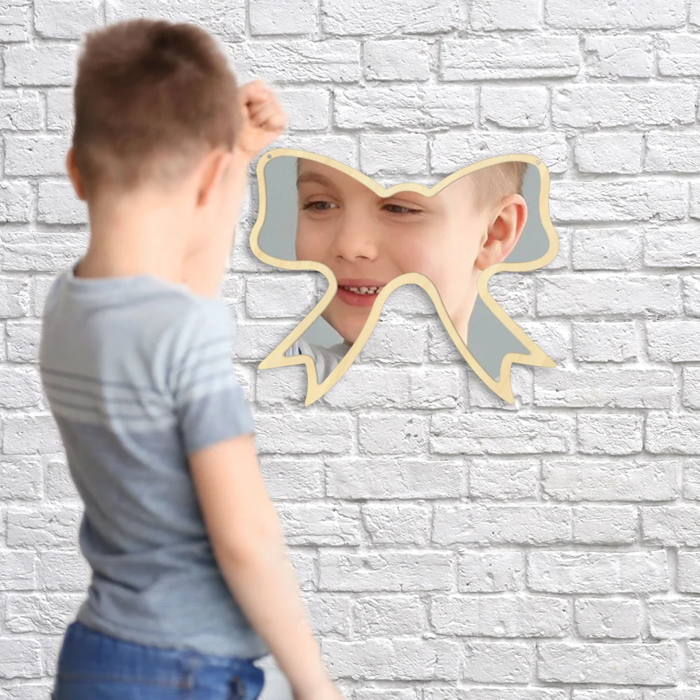 Настенное зеркало с галстуком бабочкой и деревянной спинкой декор для детской