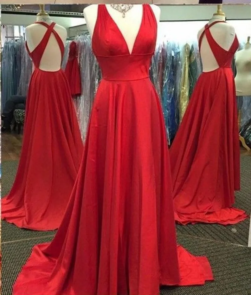 Женское длинное красное платье с раздельным треугольным вырезом