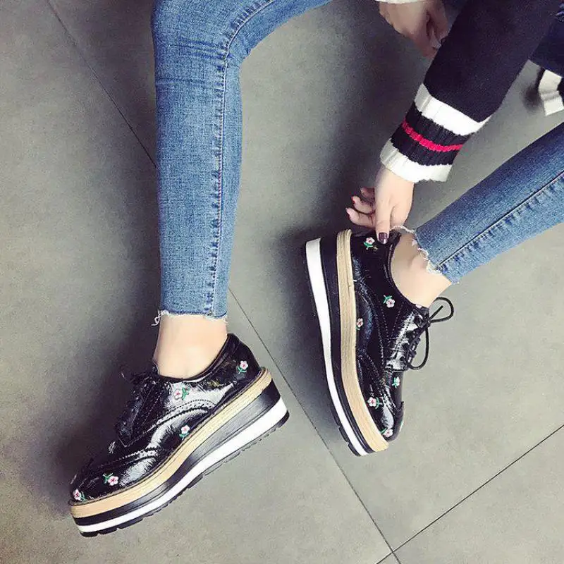 2017 г. Весенняя модная повседневная обувь с вышивкой на плоской подошве круглым