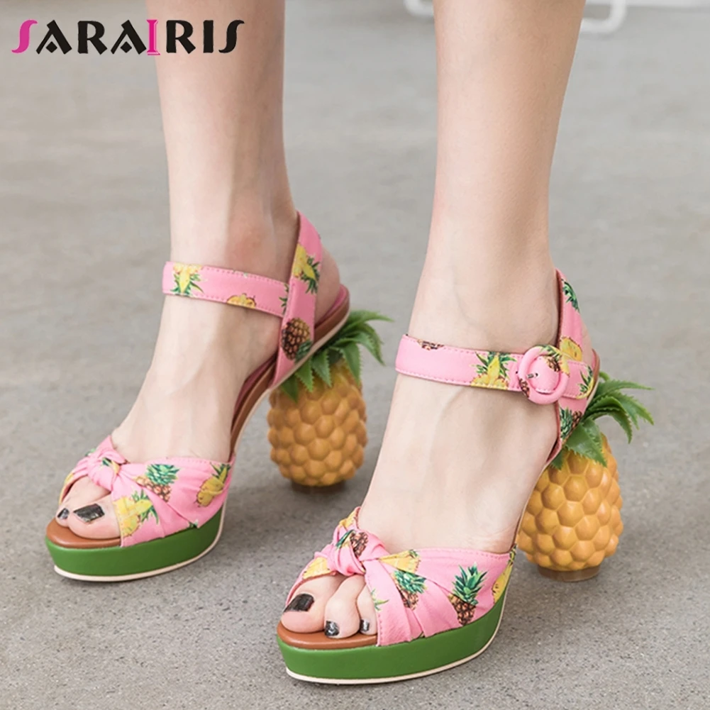 SARAIRIS/Новинка Модные босоножки на высоком каблуке с фруктовым принтом и ананасом