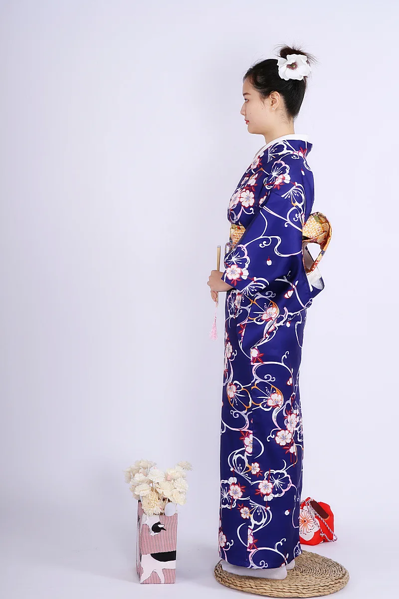 Женский банный халат-кимоно из плотного материала можно использовать в