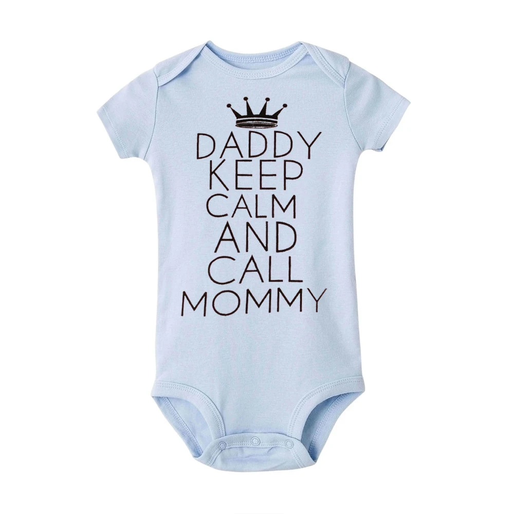 Забавная Одежда для новорожденных девочек с надписью «Daddy Keep Calm and Call Mommy», хлопковый комбинезон с короткими рукавами