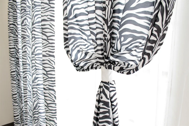 Пышные декоративные верхние тонкие черно белые шторы с принтом зебры для