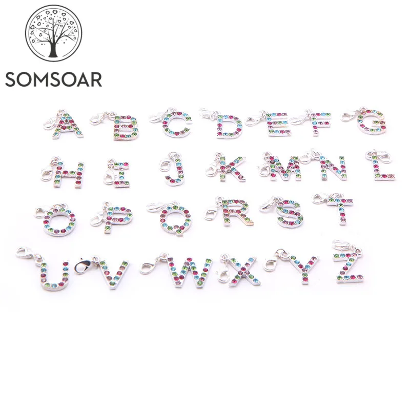 

Somsoar ювелирные изделия 26 буквы болтающиеся буквы подвески с радужным сверлом Кристалл Делюкс DIY буквы болтаются подходят медальон кулон оже...