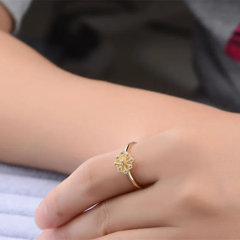 Женское Обручальное кольцо с фианитом золотистого цвета | Украшения и аксессуары