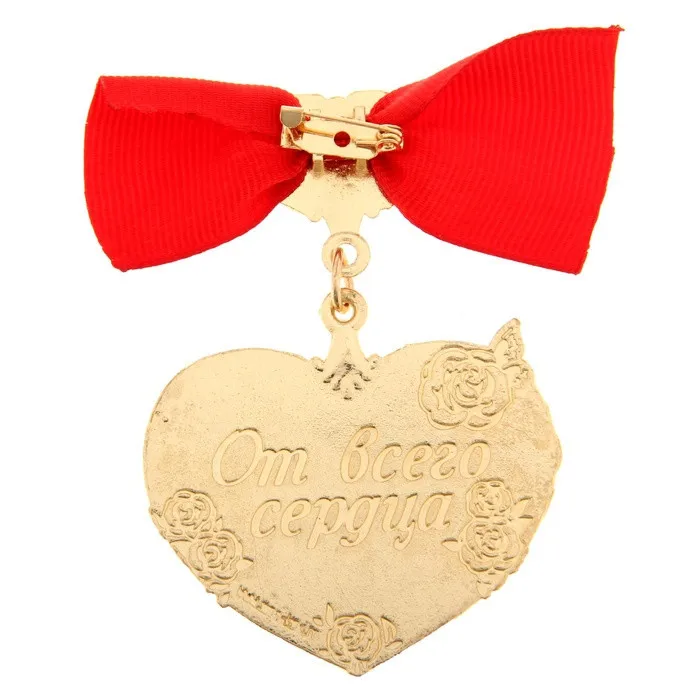 Забавный подарок. Знак с подвеской в виде сердца и эмблема. Брошка бантом.