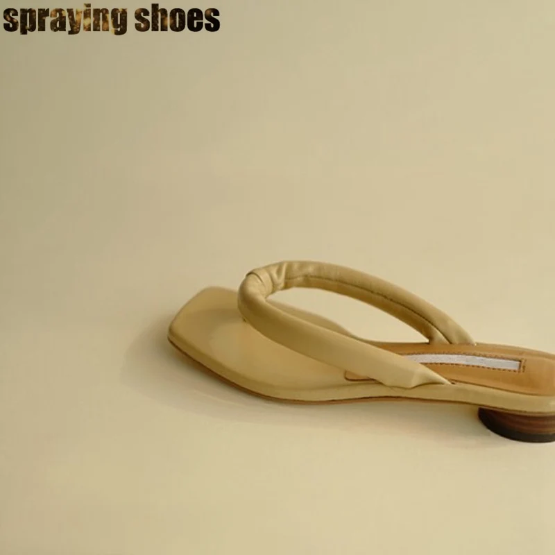 Модные женские сандалии на плоской подошве с квадратным носком летние шлепанцы