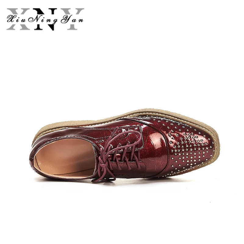 Женские туфли-оксфорды на плоской подошве из 100% натуральной кожи с заклепками