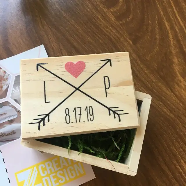 Деревянная коробка для свадебных колец с индивидуальными наименованиями