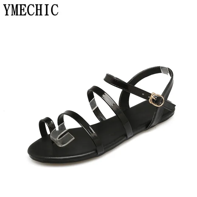 Недорогие Женские лаконичные сандалии гладиаторы YMECHIC 2018 на плоской подошве