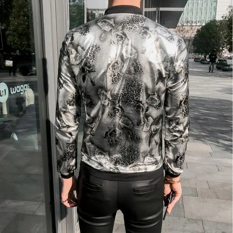 Мужская куртка бомбер с серебряным принтом тонкая приталенная длинными рукавами