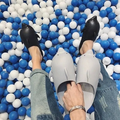 Повседневные серые летние мужские шлепанцы с милым дельфином дышащие животными