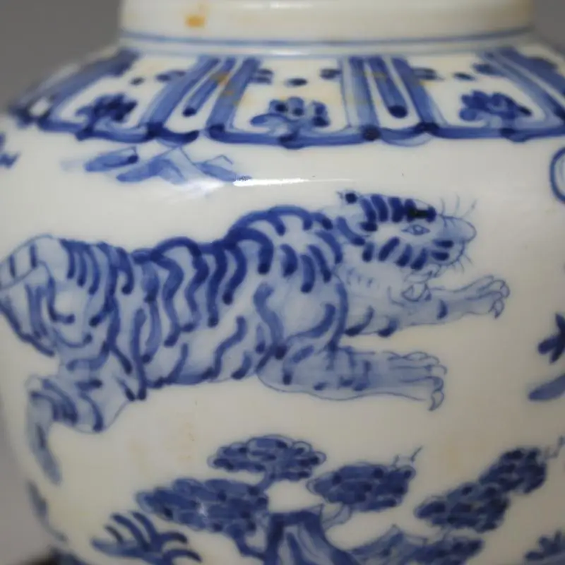 Китайская старая фарфоровая банка Ming chenghua с голубым и белым рисунком тигра