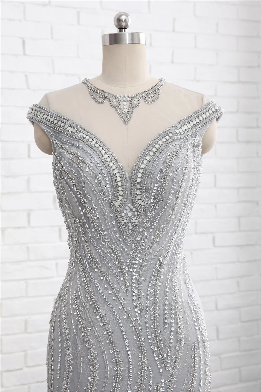 Серебристые торжественные вечерние платья длинное платье с рукавами-крылышками