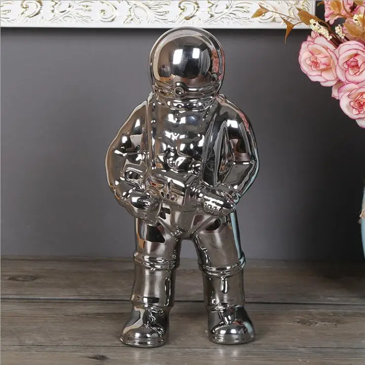 astronaut and gun B Креативная Керамическая скульптура космонавта, робот, ракета, Космический человек, статуя, домашнее украшение, космонавт, керамический декор для стола 05293 - Цвет: astronaut and gun B