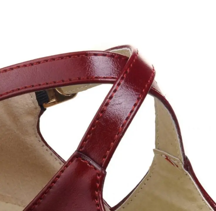 Женская обувь на плоской подошве с круглым носком и перекрестными ремешками