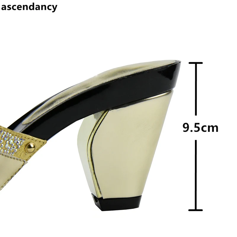 Итальянский комплект из туфель и сумочки серебристого цвета Комплект в