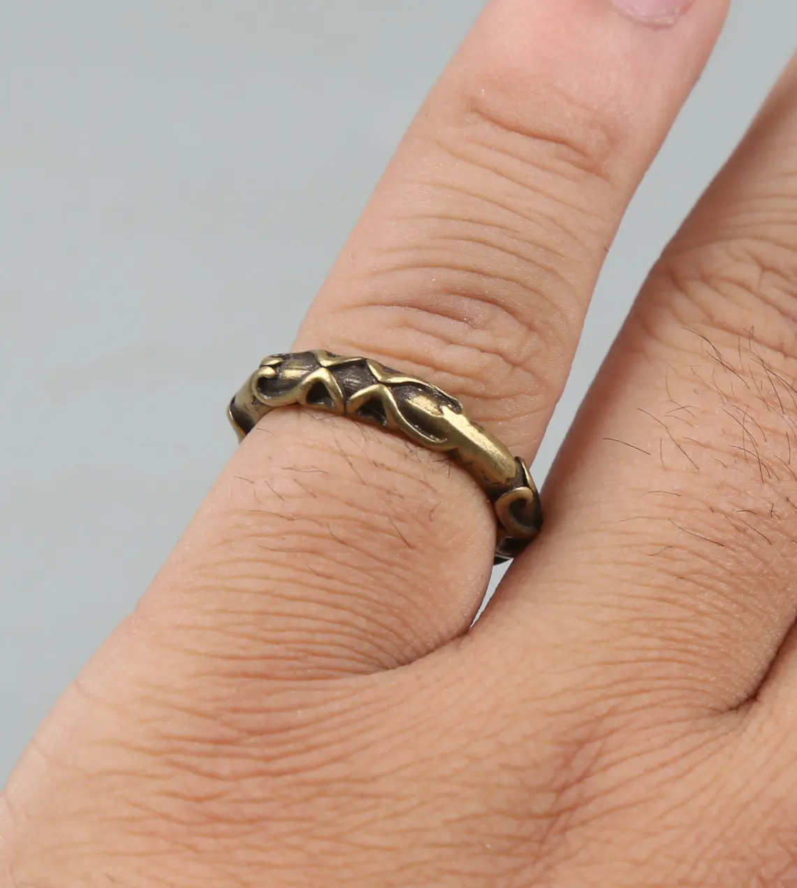 

22MM/0.9"Collect Curio Rare Chinese Fengshui Small Bronze Exquisite Pretty Decorative Pattern Tail Ring Finger Ring Statuary 4g