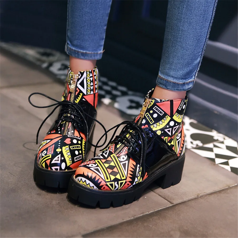 INS/ г.; удобные ботильоны на не сужающемся книзу массивном каблуке с граффити; женская обувь; повседневная обувь на шнурках для отдыха; женские ботинки; большой размер 43