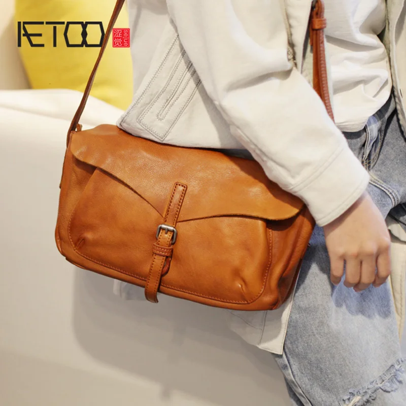 

AETOO Retro College wind shoulder bag, hundred paired with large capacity leather women's bag, locomotive cowhide crossbody Bag