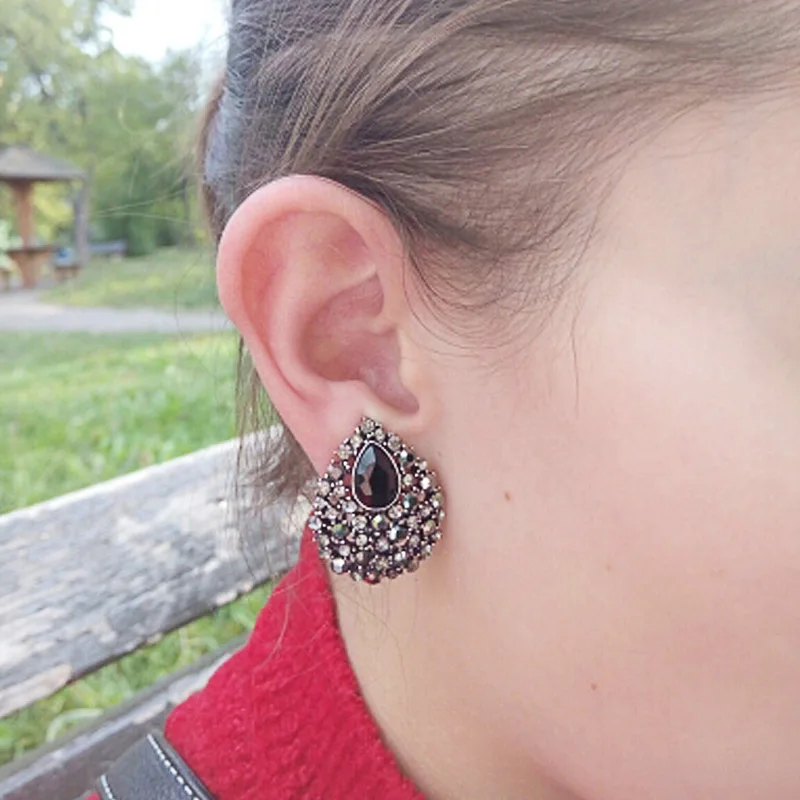 Стильные Черные Зажимные Серьги FLOLA Новинка с Розовыми Кристаллами без Пирсинга для Женщин ersh12.