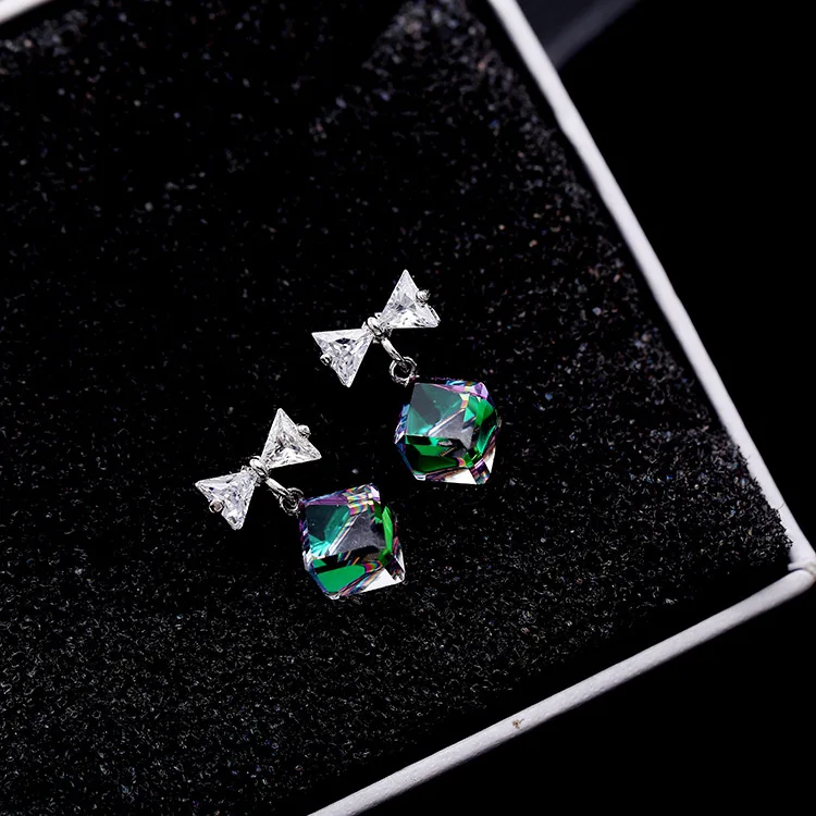 Сережки-гвоздики из серебра 925 пробы с фианитом | Украшения и аксессуары