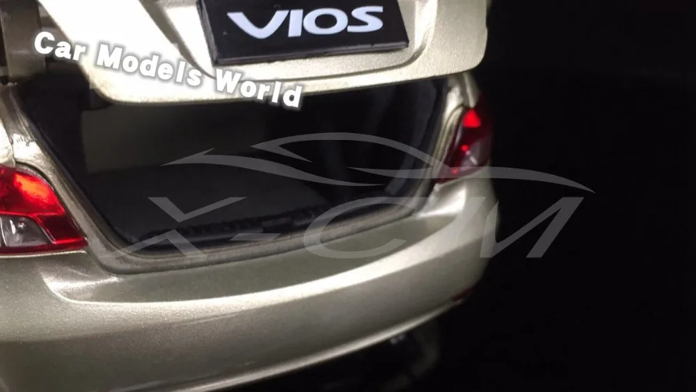 Литья под давлением модель автомобиля для старых Vios 1:18 (золото) + небольшой