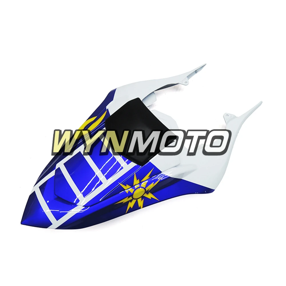 Комплект пластиковых инжекционных боковых панелей для мотоцикла Yamaha YZF R1 года выпуска 2007-2008, глянцево-голубого цвета с перламутрово-белыми вставками.