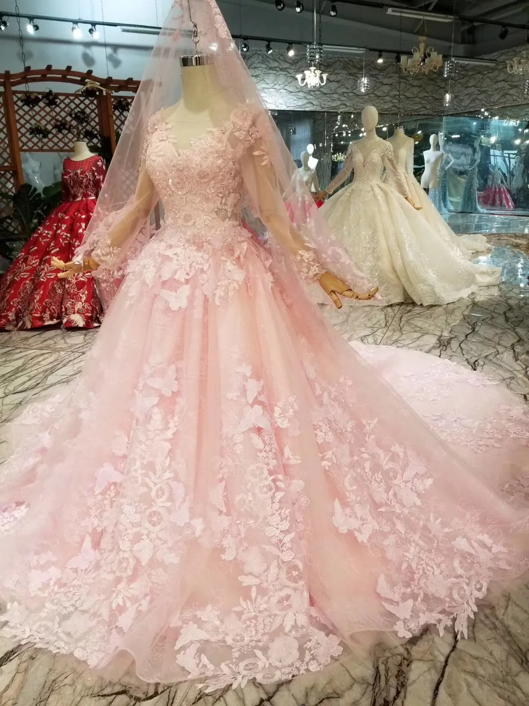 Женское бальное платье с открытыми плечами длинное розовое кружевной