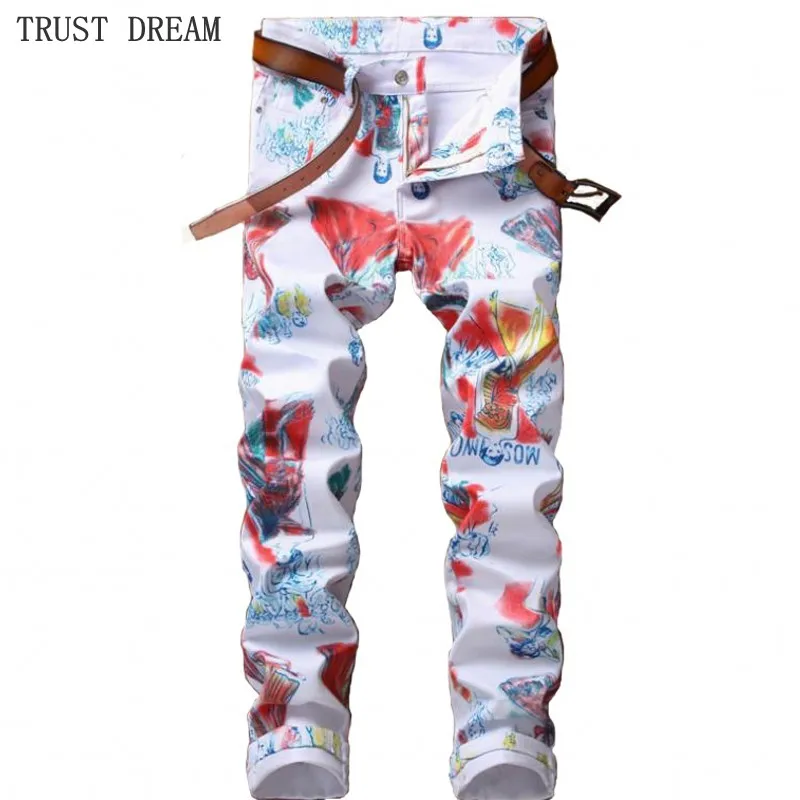 

Сезон: весна-лето 2018 Париж стиль для мужчин красочные цветочные узкие джинсы белый Принт персонажа Фэнтези человек вечерние Y джинсы для жен...