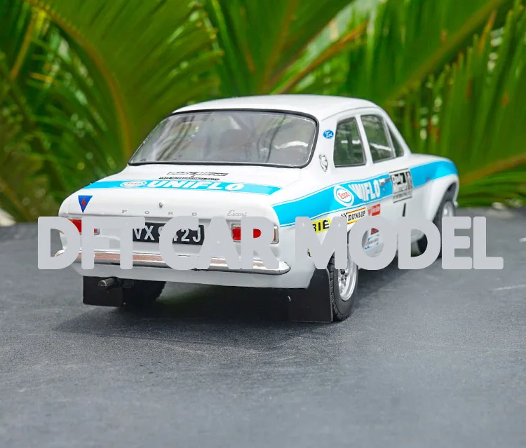 1:18 Масштаб игрушечный автомобиль из сплава Triple9 эскорт MK1 дорожный автомобиль модель детских игрушечных машин оригинальные авторизованные подлинные детские игрушки