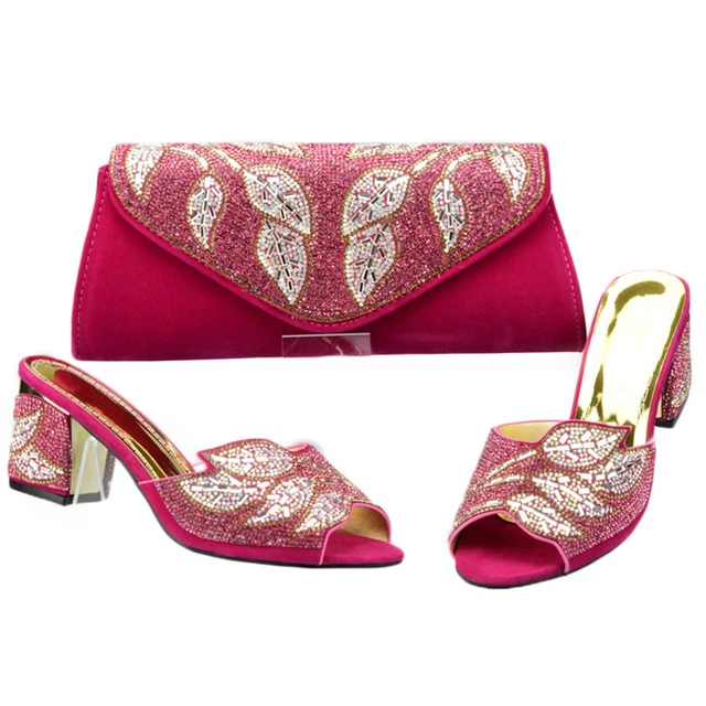 Новейший комплект из туфель и сумочки цвета фуксии украшенный стразами в