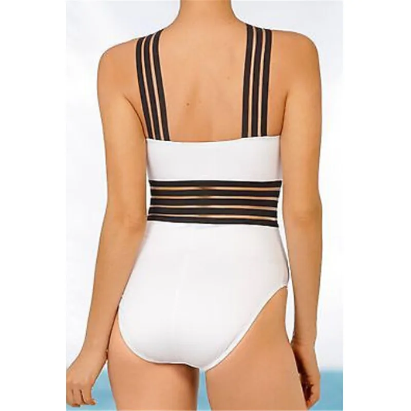 Соблазнительный слитный белый купальник с вырезами цельный костюм однотонный