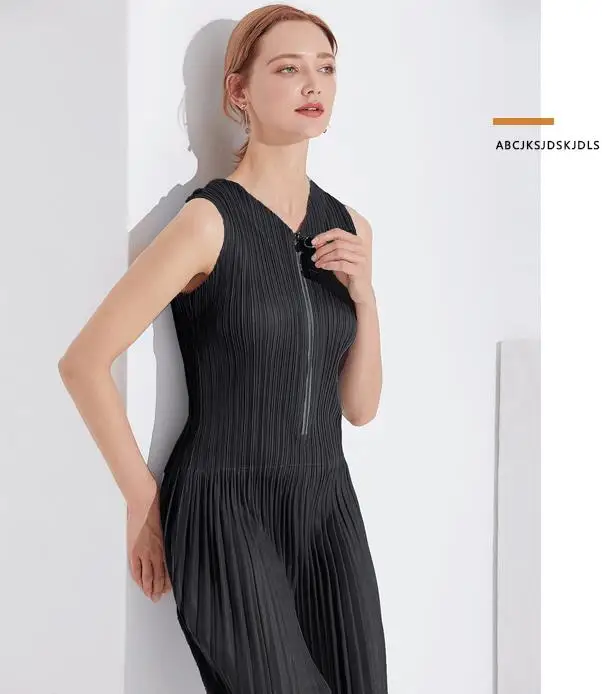 Легкий и удобный комбинезон на молнии с V-образным вырезом широкими