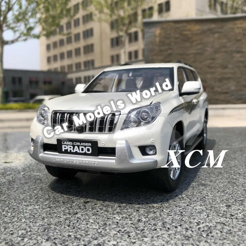 Литая модель автомобиля для Prado 1:18 (белый) + небольшой подарок! |
