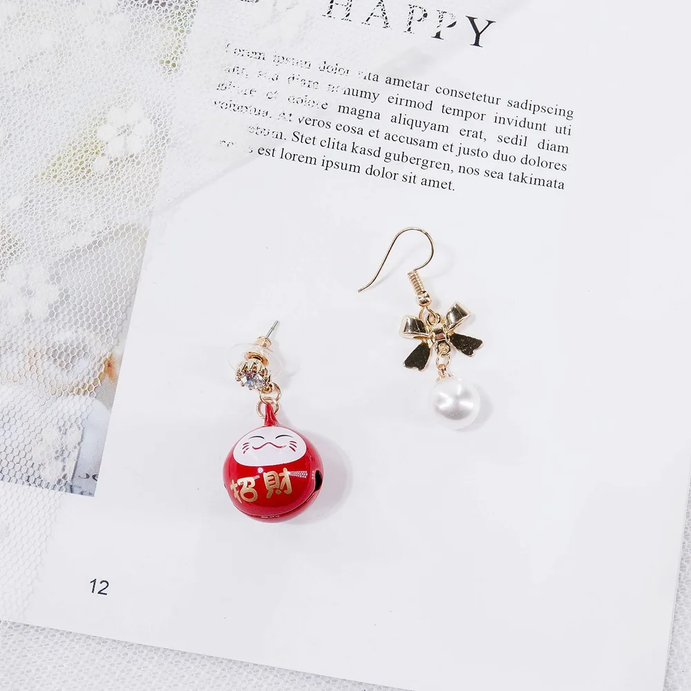 Необычные серьги гвоздики Maneki Neko асимметричные с кисточками и искусственным