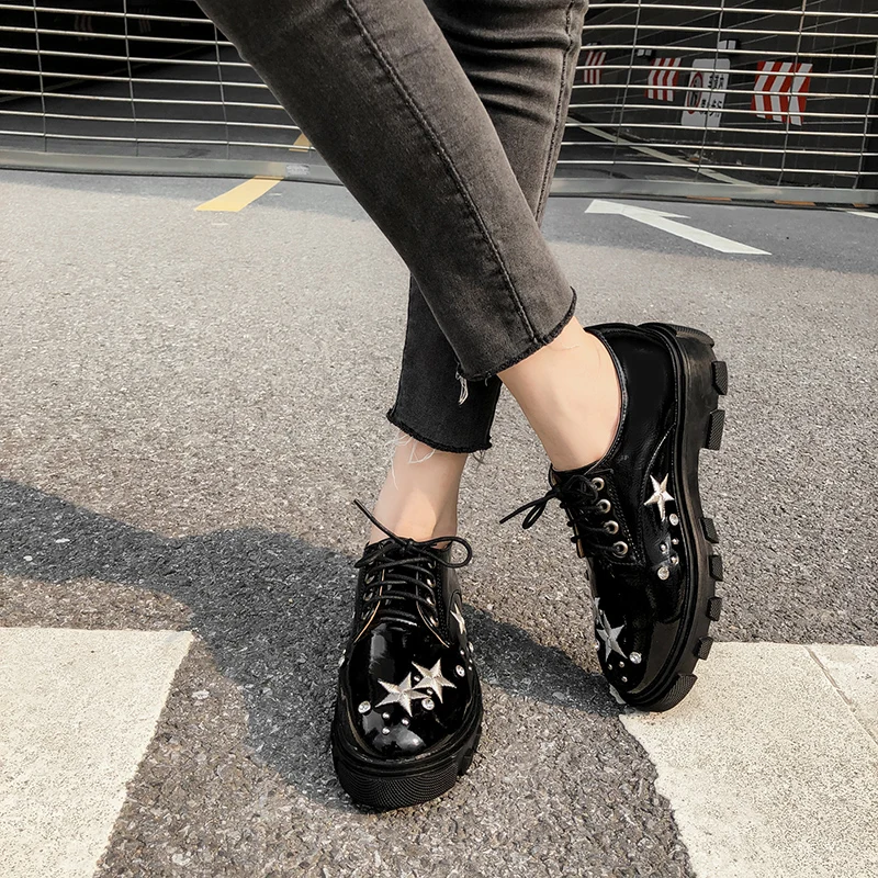 Женская повседневная обувь на толстой подошве с круглым носком украшенная