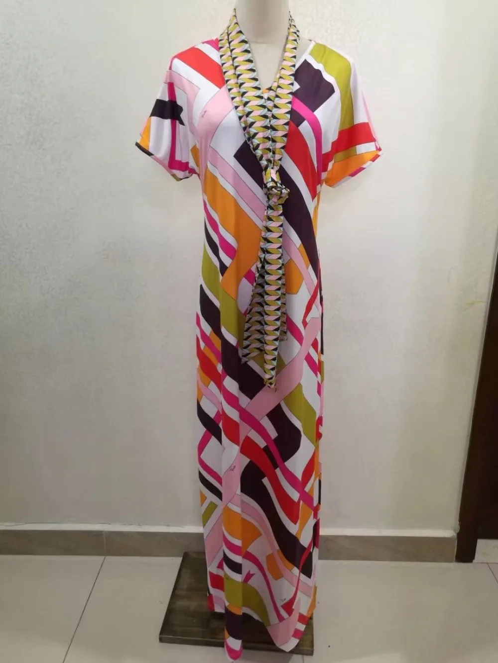 Женское платье макси из эластичного шелка и спандекса с геометрическим принтом| |